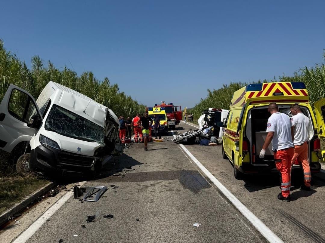 Teška prometna nesreća na Pagu - Tri teško ozlijeđene osobe u sudaru kombija manjeg teretnog vozila!