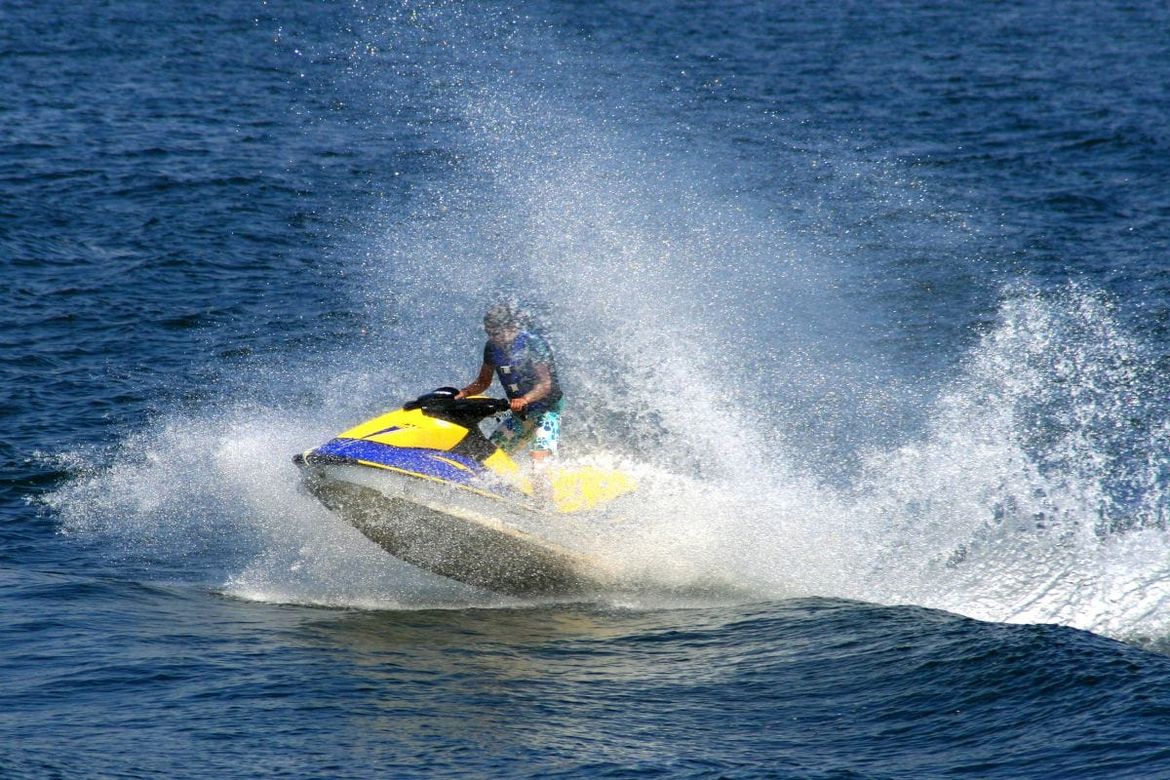 Mladi Austrijanac u Bibinjama jet skijem izazvao sudar skuterima, drugi mladić teško ozlijeđen!