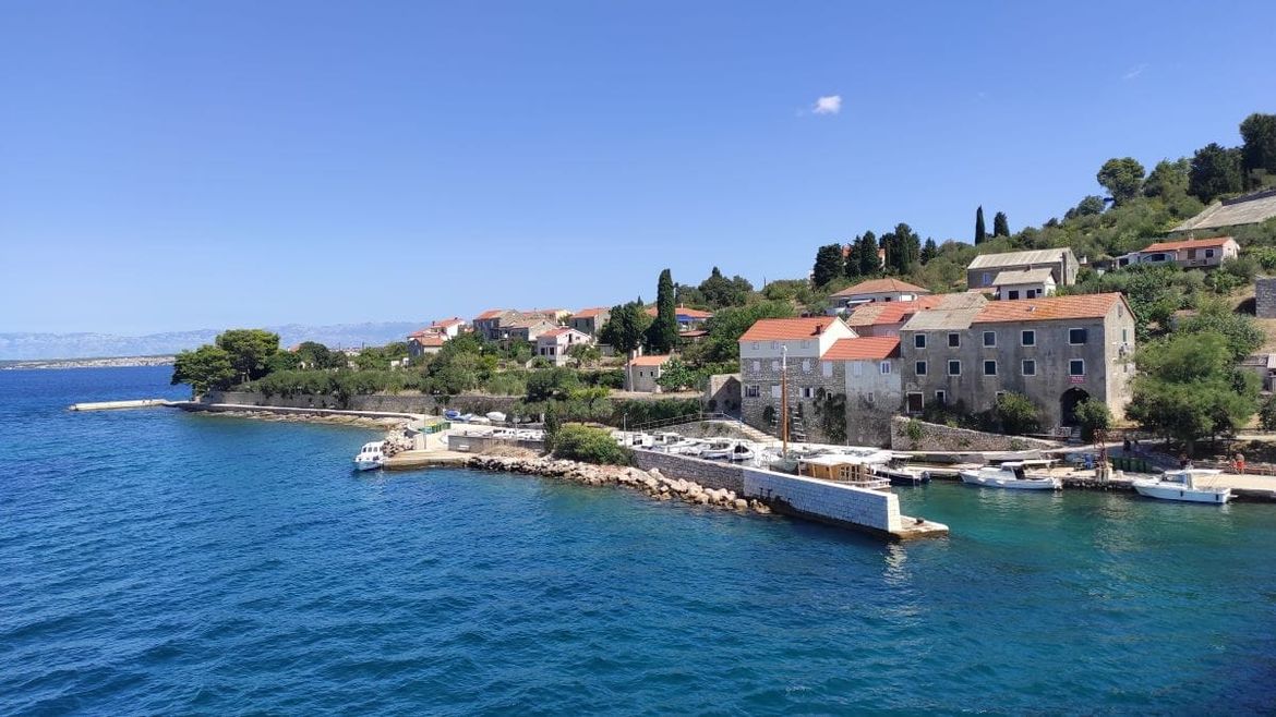Po otoku Ošljaku ne možete obavljati nuždu, ali vas ni otočani ne smiju potjerati s pomorskog dobra!
