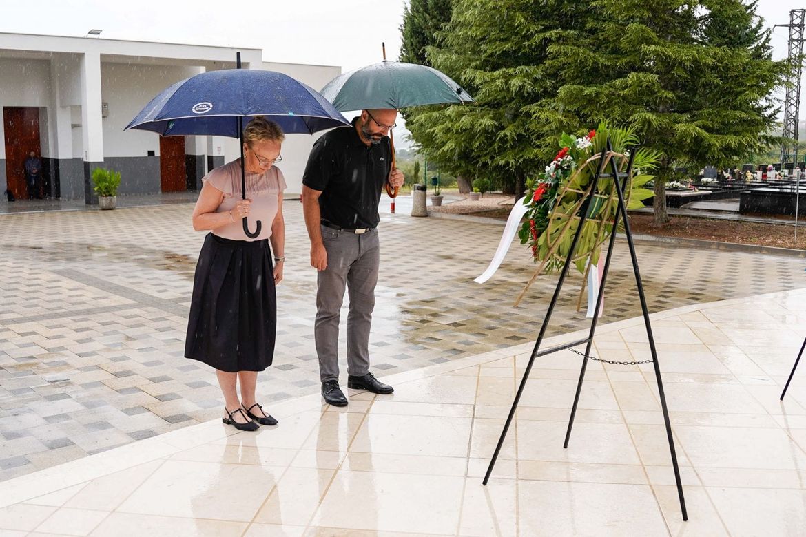 Vijenci i svijeće za žrtve totalitarnih režima na šibenskom Kvanju