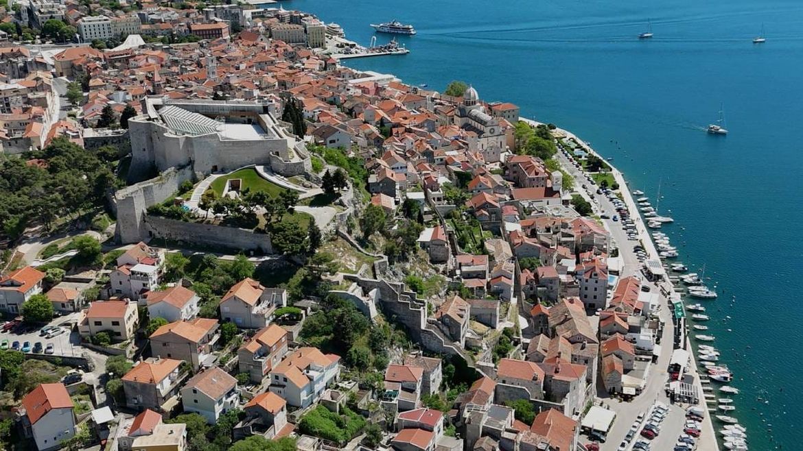 “Htjeli ste rat, imat ćete rat” Zbog prijetnji Šibensko državno odvjetništvo naredilo izvide protiv organizatora zabraniteljskog prosvjeda u Šibeniku