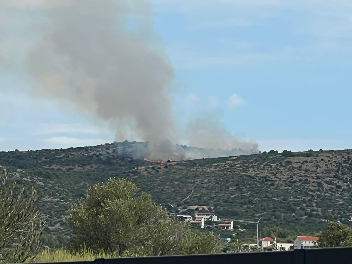 Požar iznad Rogoznice, na terenu je 17 vatrogasaca