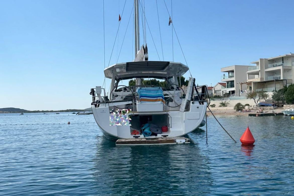 Skiper se ovako usidrio u Žaboriću, a mještani bijesno tvrde: "Ovo je ilegalno, a službe nam kažu da nema broda kojim bi za vikend izašli na uviđaj!"