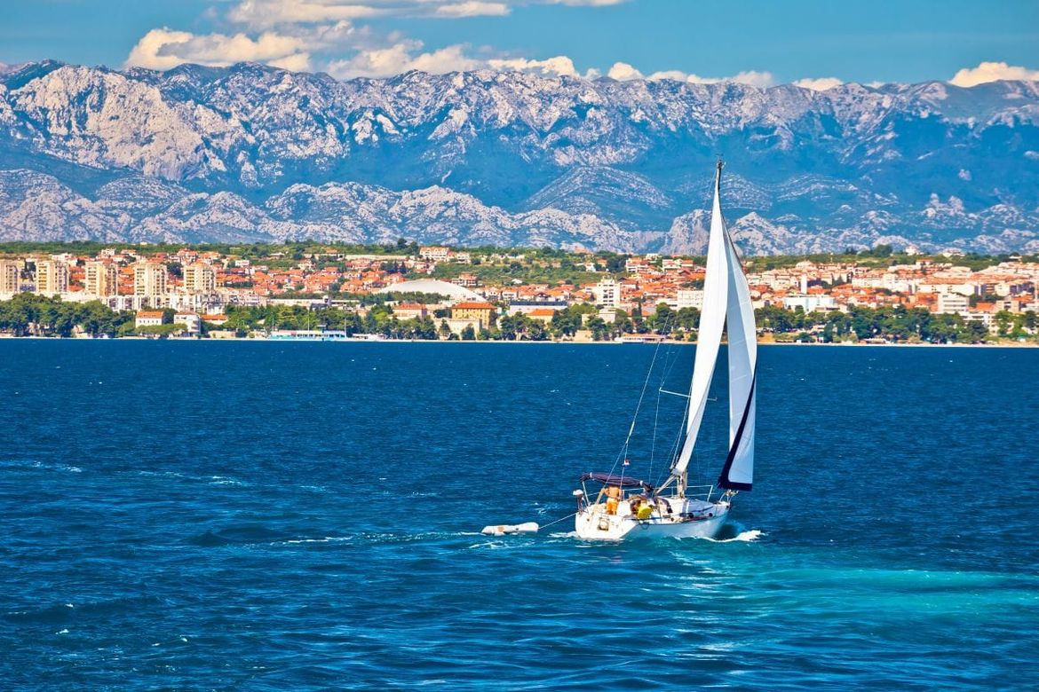 NEDJELJA PROMJENJIVA Svježije, mjestimice s kišom i jakom burom