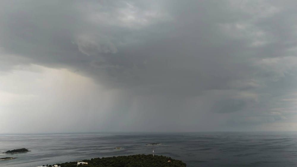 Istru pogodili pljuskovi i grmljavina, narančasti meteoalarm za Rijeku i Podvelebitsko područje