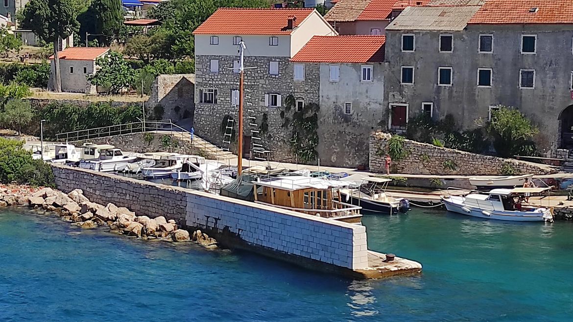 Stanovnici Ošljaka odgovaraju 'umjetniku' iz Preka: "Okupljanje mještana je posljedica upornog ignoriranja Općine Preko i Javne ustanove Natura Jadera"