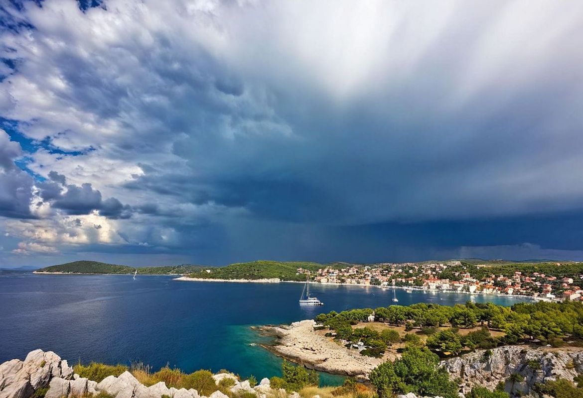 U nedjelju većinom vjetrovitije, svježije, česta kiša, lokalno nevrijeme
