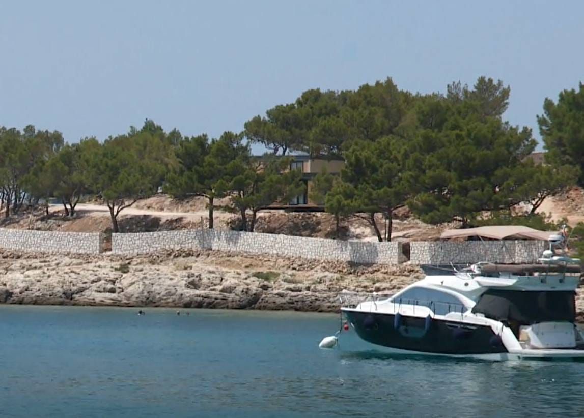 KO TU KOGA? Ponovno se "pojavio" ilegalni kamp Zorana Pripuza u zaštićenom obalnom pojasu na Murteru?!