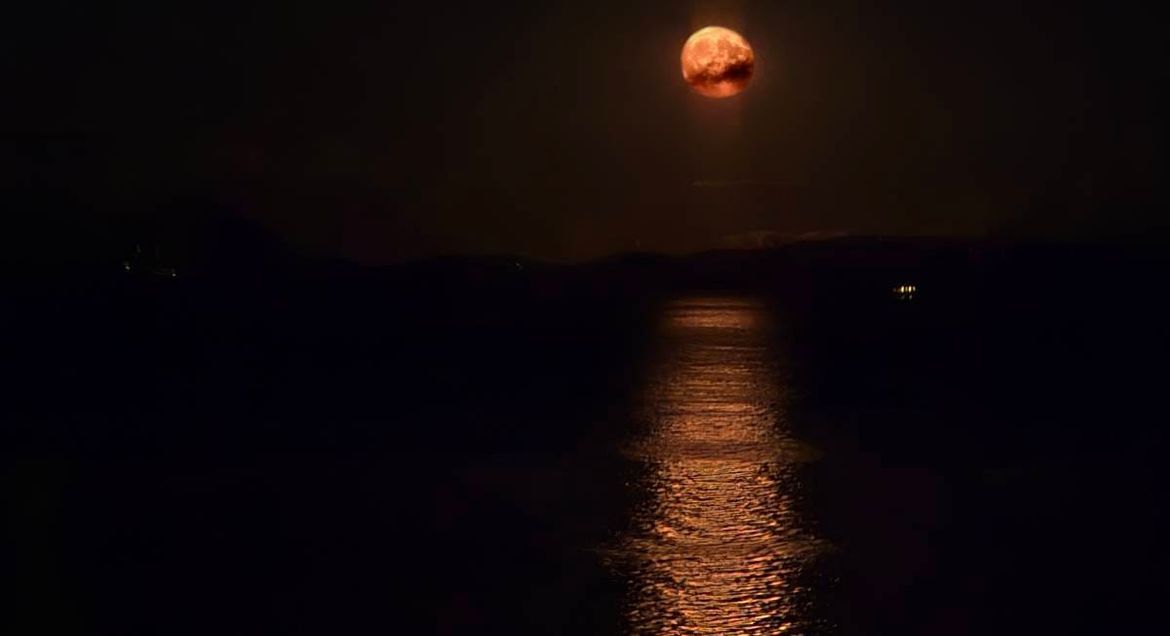 "KRVAVI MJESEC" Večeras iznad Hrvatske rijedak astronomski fenomen, evo kad je najbolje podići pogled u nebo!