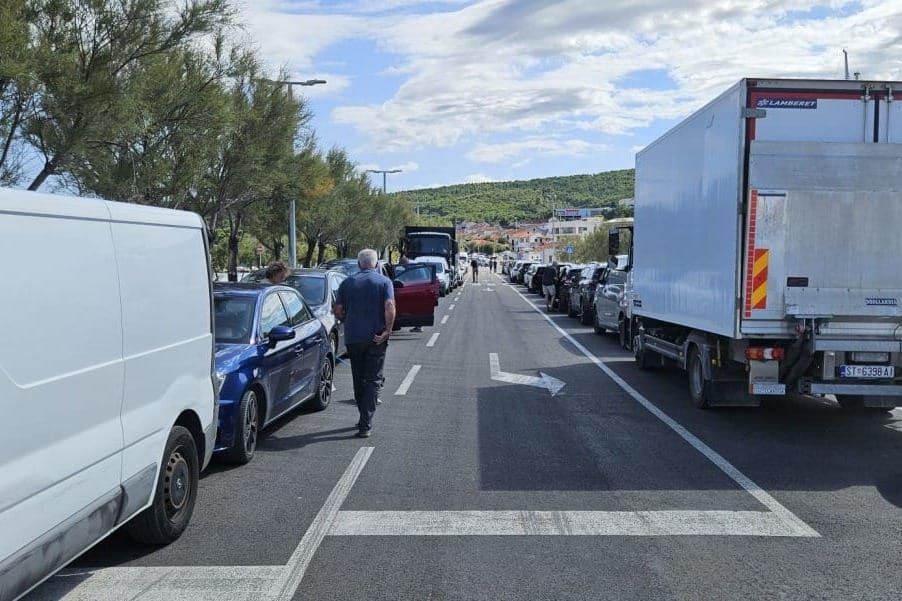 BIJESNA BRAČANKA: "Živim između Splita i Supetra i dosta mi je da ne stanem u trajekt pa satima čekam na suncu, ovo je zlostavljanje!"