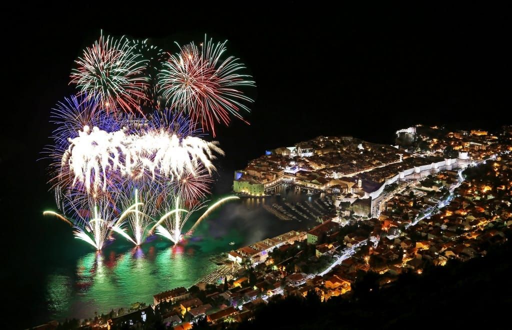 SUKOB OKO VATROMETA Tvrtka pobija dubrovačkog gradonačelnika: "On nema ovlasti nad morem oko Dubrovnika!"