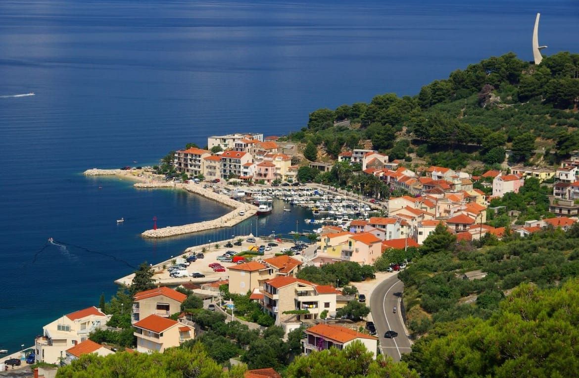 Umirovljenik u Podgori dvaput ušetao u Turističku zajednicu i - skinuo se gol!
