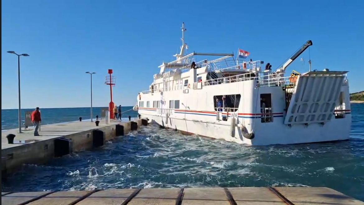 VIDEO Otočani oduševljeni manevrom pristajanja zapovjednika na Unije: "Baš kad se činilo da će udariti... bravo majstori!"