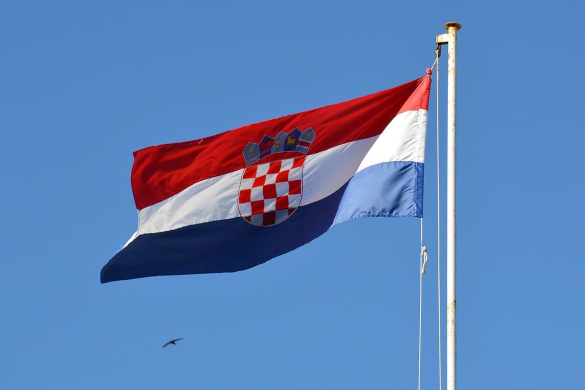 Splićanin zapalio zastavu i policijsku kapu