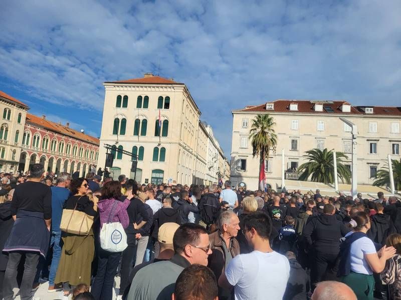POLICIJSKI BROD PATROLIRA LUKOM Tisuće ljudi na splitskoj rivi: "Hvaljen Isus i Marija, ovdje nas je dovela nepravda prema vukovarskom branitelju"