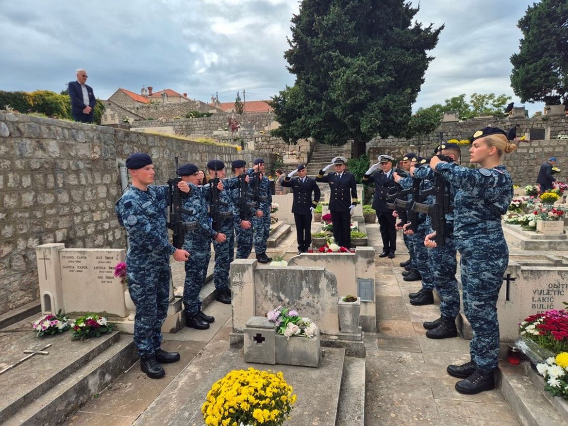 FOTO Pripadnici Hrvatske ratne mornarice obilježili blagdan Svih svetih i Dušni dan