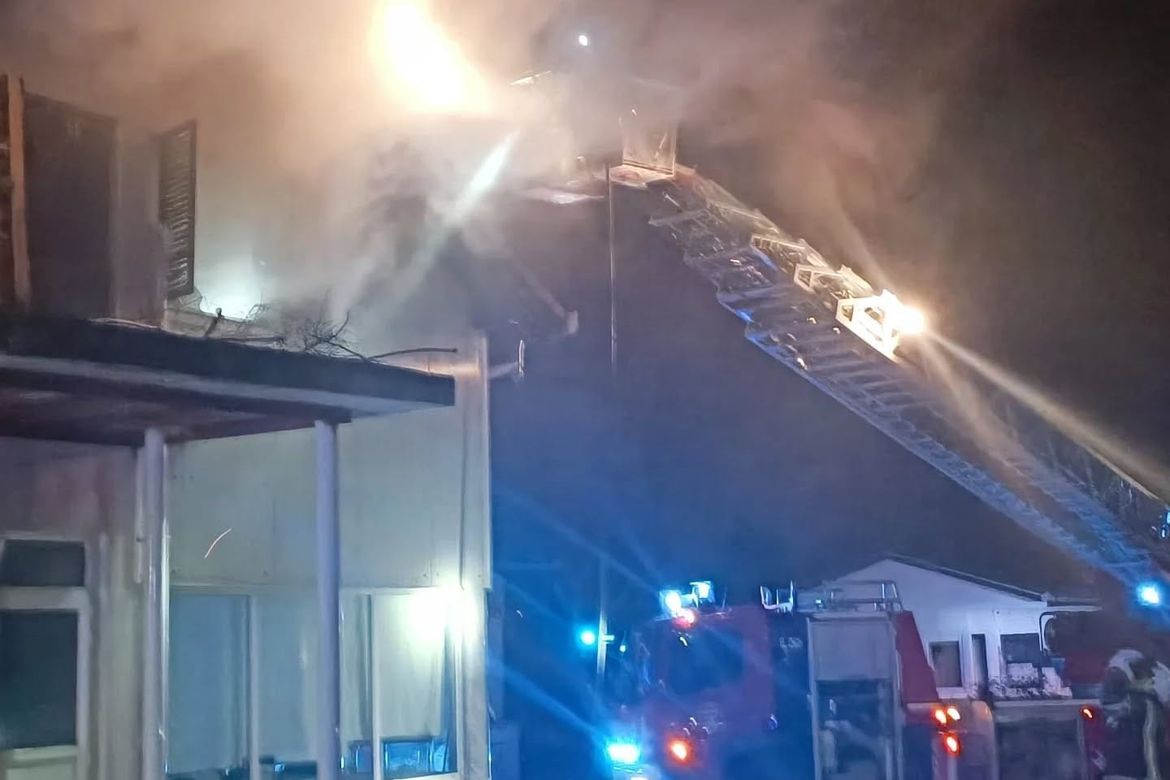 Šibenski vatrogasci gasili požar na krovu kuće