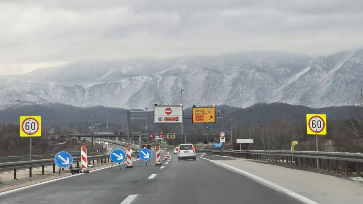 Na putu do mora i u Dalmatinskoj Zagori pada snijeg, zbog bure se ne može do nekih otoka