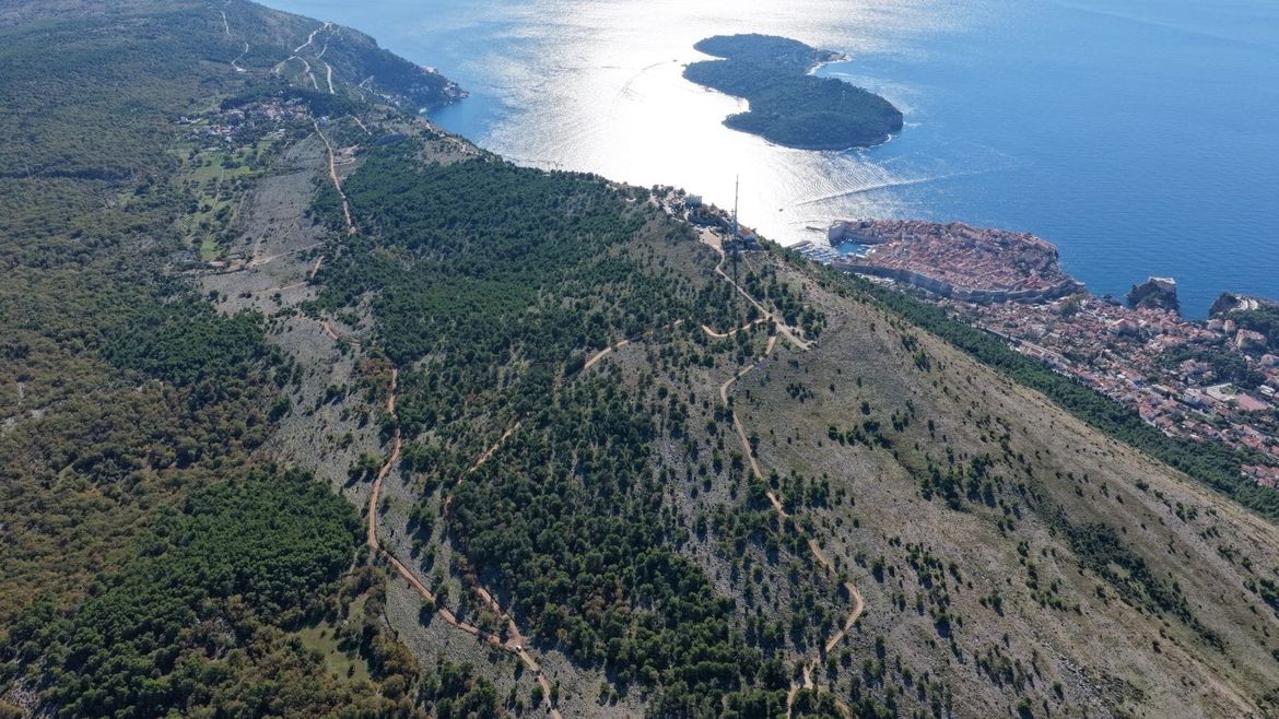 ASFALT UMJESTO MAKADAMA Dubrovnik tek sad asfaltira 3 km ceste od gradske tvrđave Imperijal do naselja Bosanka