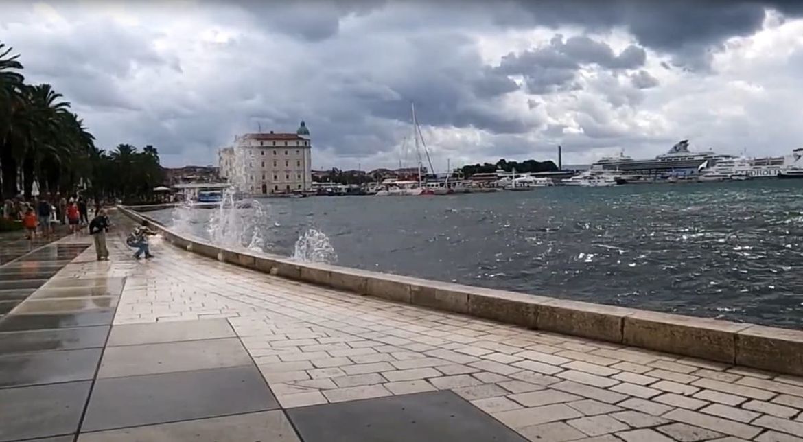 Jako jugo u okretanju na oštro i lebić - Oblačno s kišom i grmljavinom
