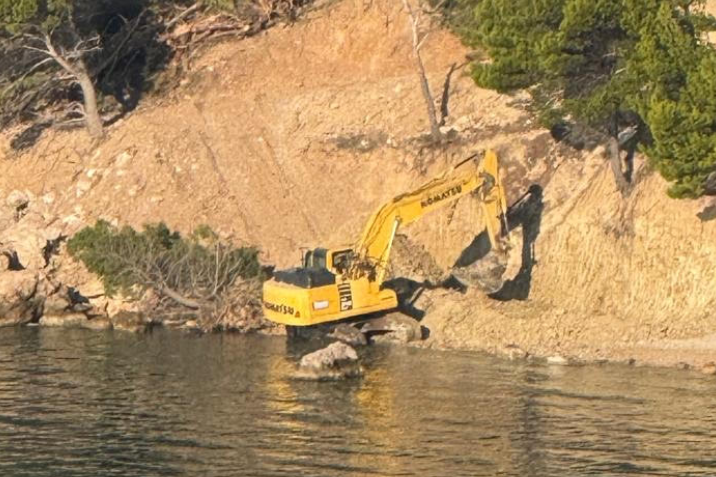 Saznali smo s koliko je eura kažnjena jeziva devastacija pomorskog dobra kod Omiša!
