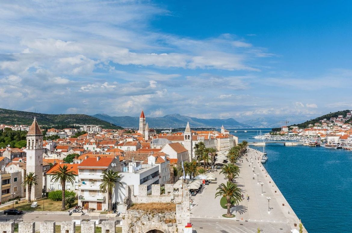 Pretežno sunčano uz umjerenu buru i moguću naoblaku i pljuskove na jugu Jadrana