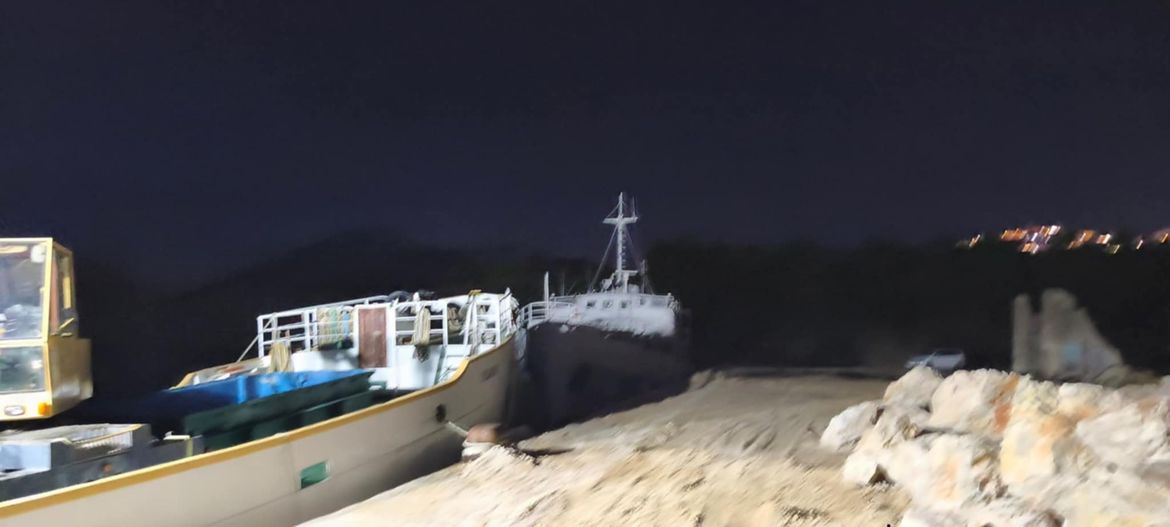 Tek što ga se županija odrekla, netko je usred noći s broda Tijat ukrao 500 litara goriva! Samo što lopovi nisu svjesni da ih je snimala kamera...