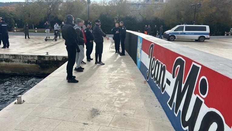 Gradonačelnica Supetra naredila uklanjanje HOS - ovog murala, stigla i interventna policija: "Ulica neće voditi grad!"