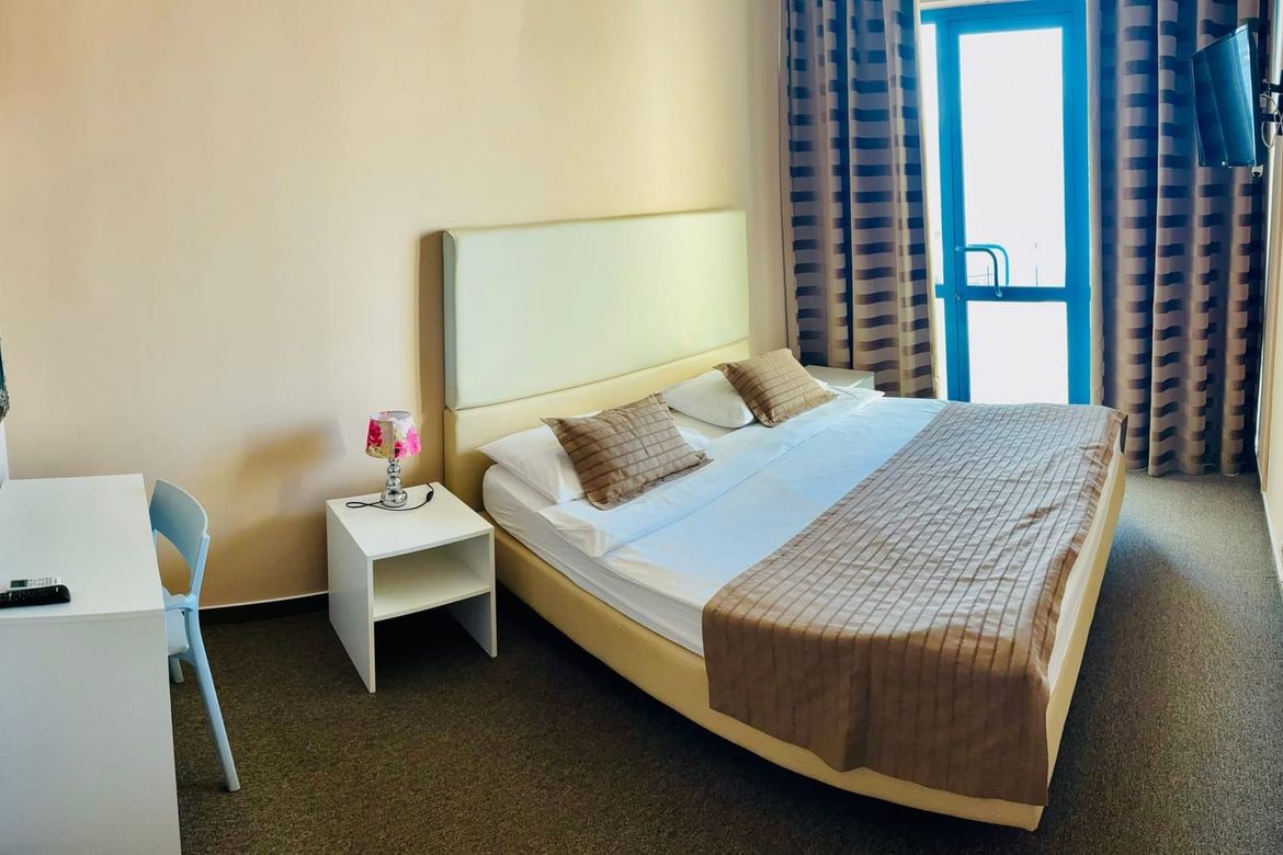 NAVALI NARODE Božićna rasprodaja na Zvončacu: "Iznesite sav namještaj hotelske sobe za 200 eura"