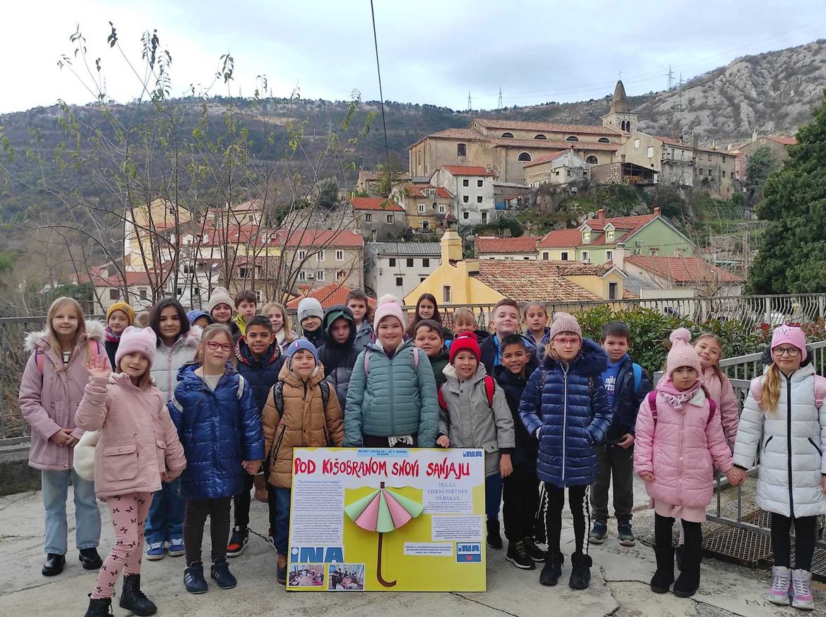 Bakarski učenici dobivaju svoj školski kišobran