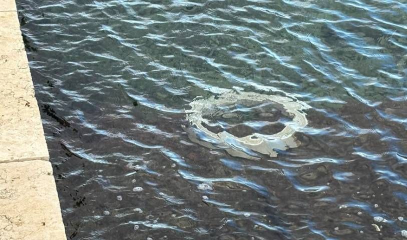 Netko je na Krku porazbijao betonske spremnike za otpad i bacio ih u more