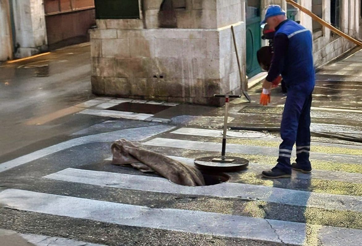 Netko je u Splitu bacio tapet u odvod
