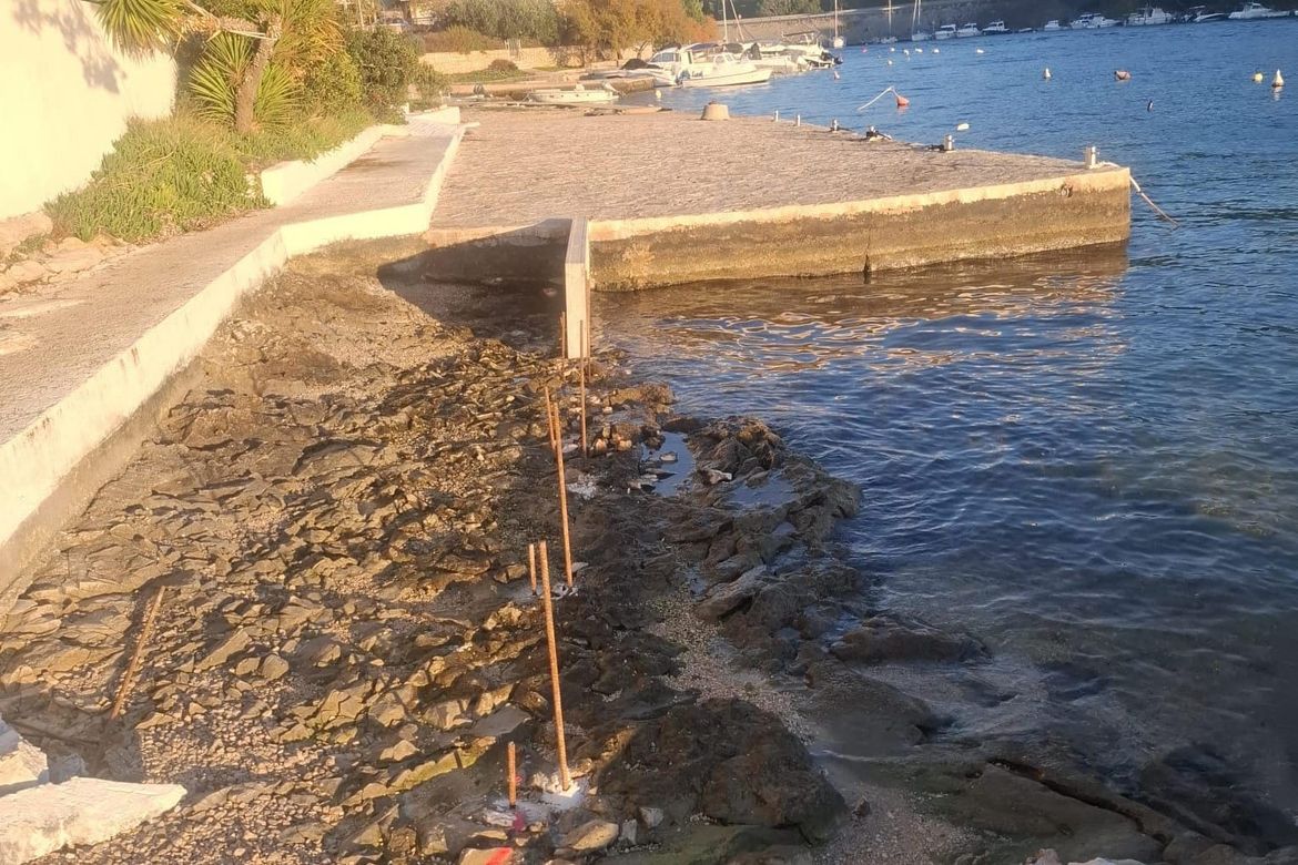 Mještani Žaborića prijavljuju devastaciju pod krinkom sanacije. Grad Šibenik odgovara: "Održavamo pomorsko dobro, a sve smo eventualne prijepore s građanima riješili"
