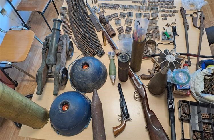 Policija kod tinejdžera u Splitu pronašla čitav arsenal