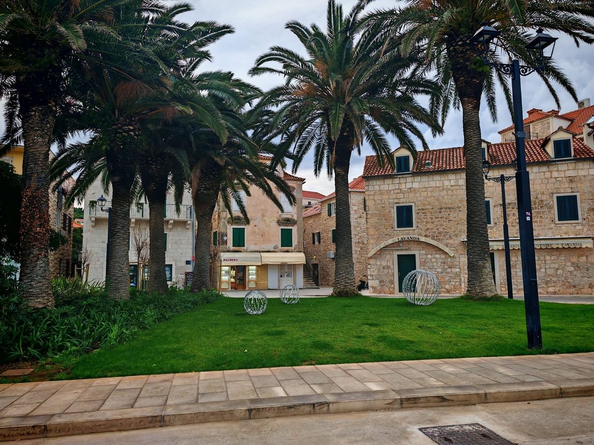 SUPETAR Završen projekt 'Zeleni ritam grada': "Izgrađena dva skloništa od toplinskih valova u luci"