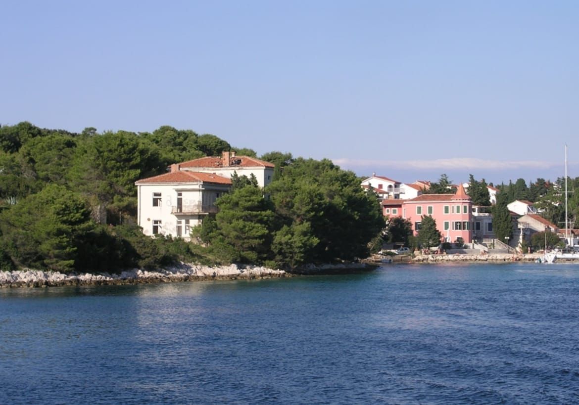 Policija ga zaustavila na Molatu bez vozačke i osobne, s krivim tablicama i samostrelom!