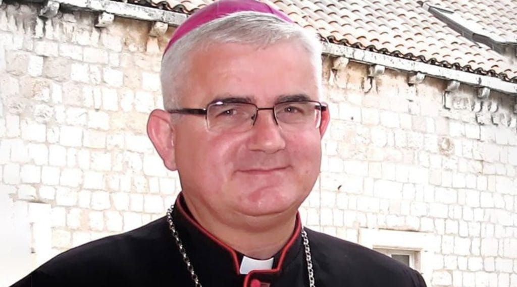Nadbiskup Uzinić moliteljima s riječkog trga: "Svake prve subote umjesto vani, zajedno molimo u katedrali." Većina molitelja ipak ostala vani!