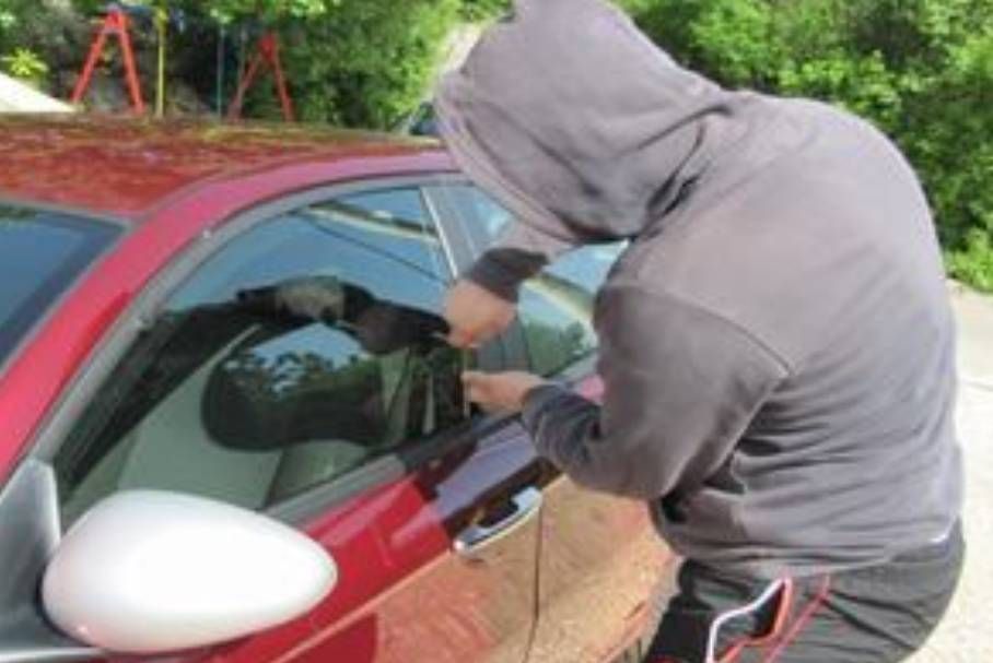 Uhićen provalnik iz Malog Lošinja: "Razbio stakla na automobilima pa krenuo!"