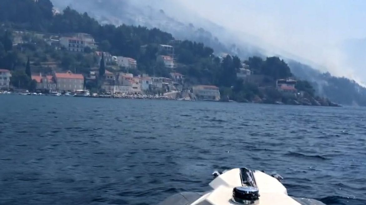 SPASITELJ S MORA Iz vatrene stihije kod Omiša, gumenjakom izvukao 70 ljudi!