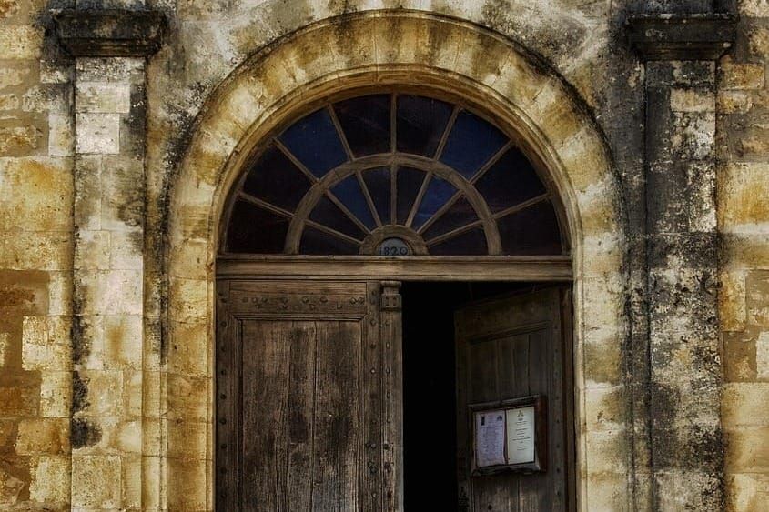 Tip uletio u crkvu u Rijeci, vrijeđao vjernike i razbio vrata!