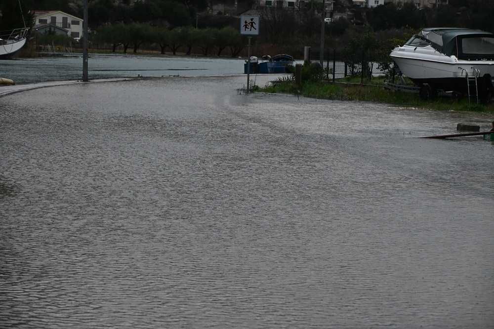 Ustao iz kreveta u Rogotinu i zakoračio - u vodu!