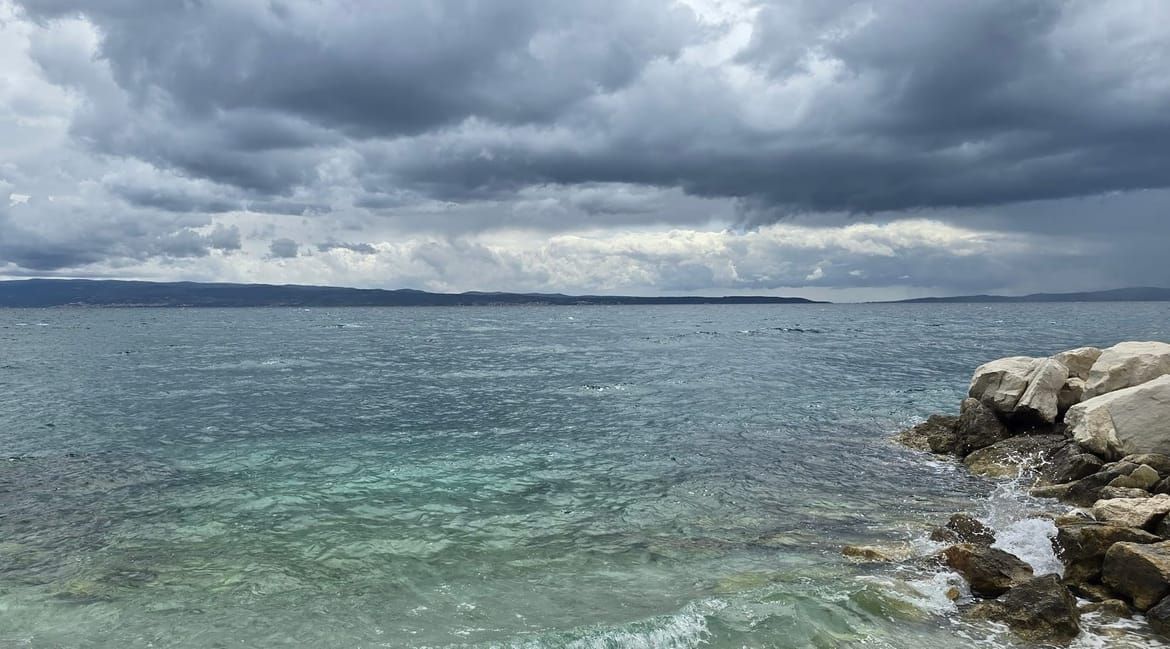 Petak vjetrovit i hladan uz čestu kišu, lokalno i obilniju