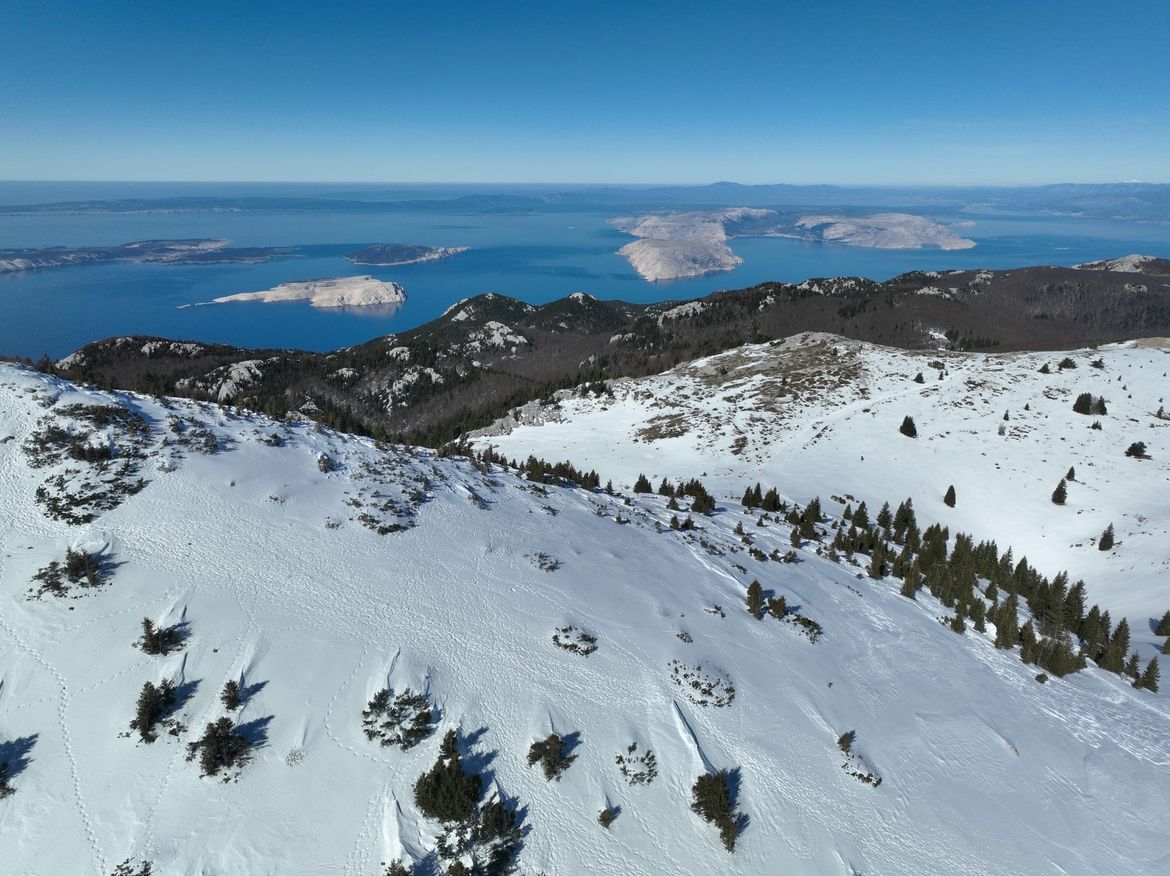 Proljeće je kalendarski sve bliže, ali slike sa Zavižana "govore" drugačije!