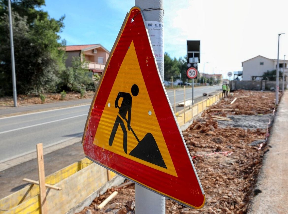 Virani će uz državnu cestu dobiti malu zelenu oazu - Počeli radovi na uređenju ukrasnog trokuta u Miljkovici uz cestu