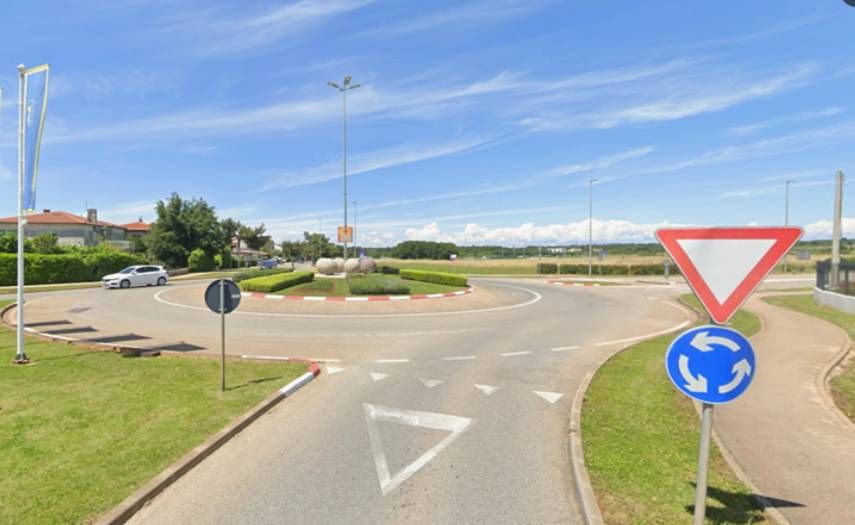 Pijani Slovenac razvalio kružni tok u Umagu