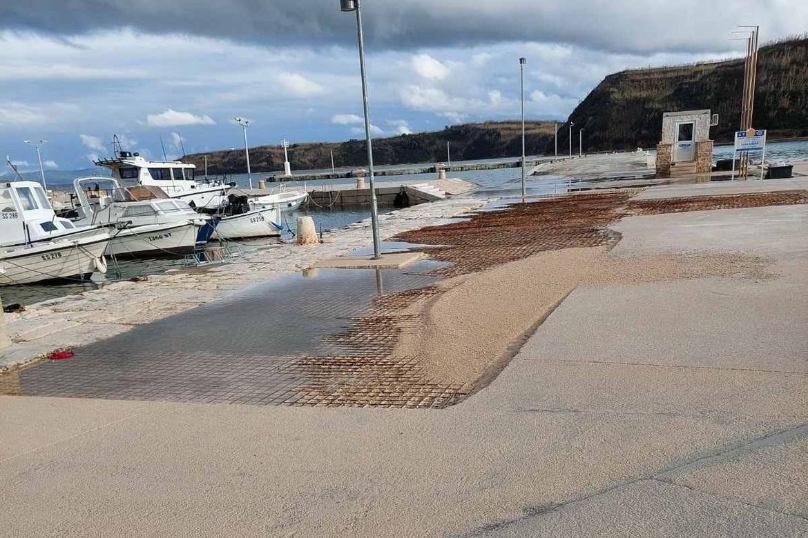 Susak i dalje muku muči sa starim mulom na koji pristaje katamaran: "Događaju se padovi, a dodatno ga je oštetilo olujno jugo"