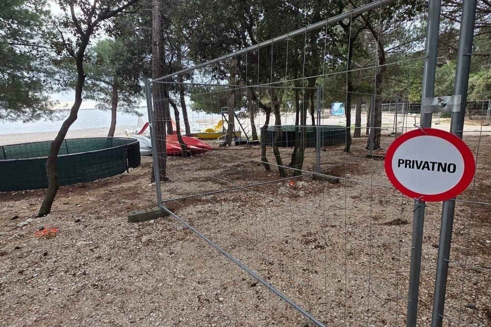 PLAŽA U ŠIMUNIMA Mirni prosvjed na Pagu protiv okupacije pomorskog dobra: "Sprovod pravnoj državi"