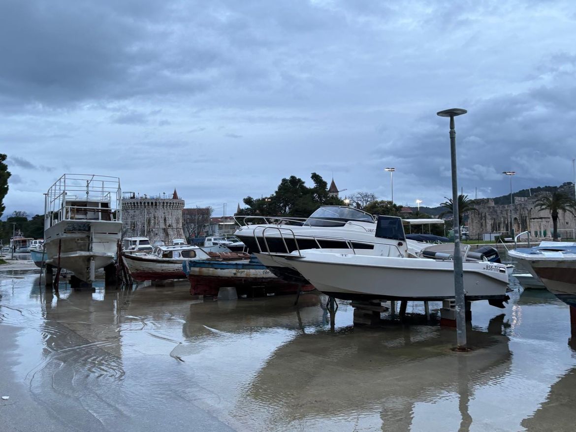 Nakon najava o uvođenju reda i uklanjanju u dva dana "groblje brodova" u Trogiru još je tu!