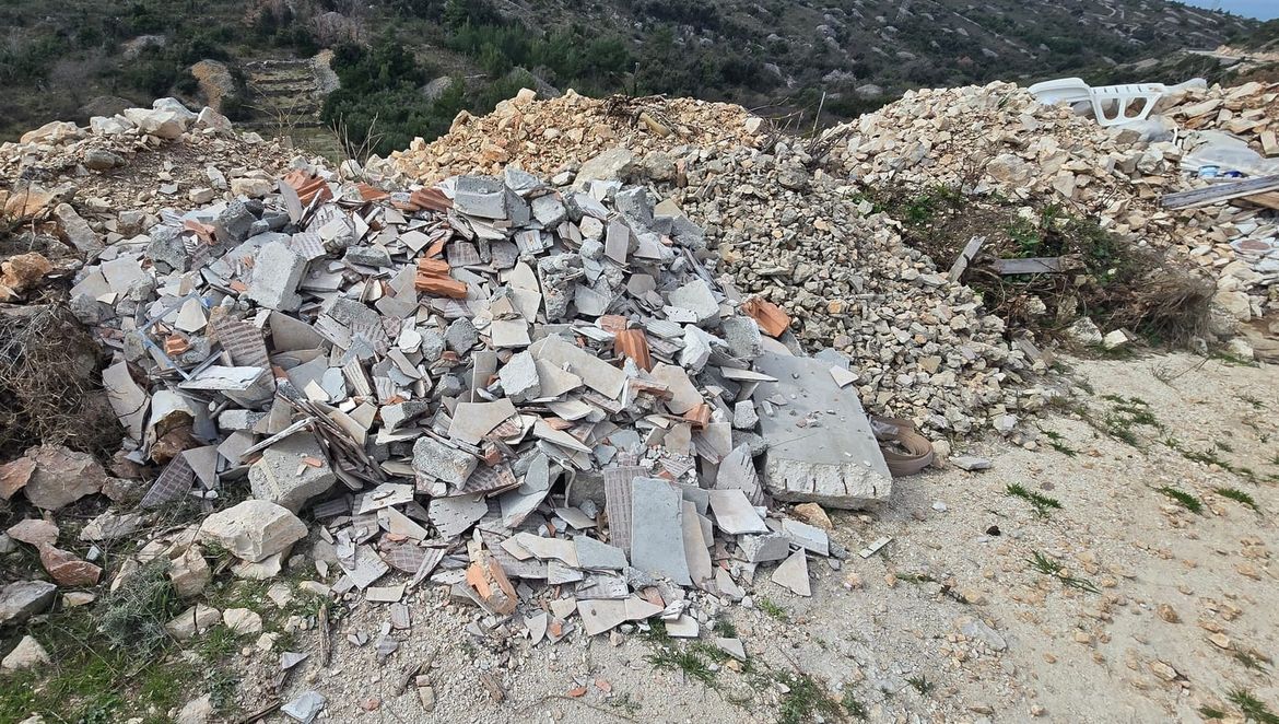 PORAZAN PRIZOR S BRAČA Građevinski i turistički otpad usred prirode kod Bobovišća