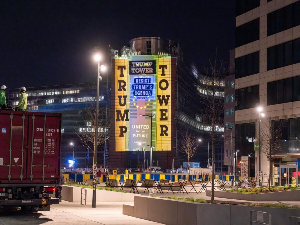 Greenpeace preuredio sjedište EU-a u Trumpov toranj i poslao poruku: "Suprotstavite mu se!"